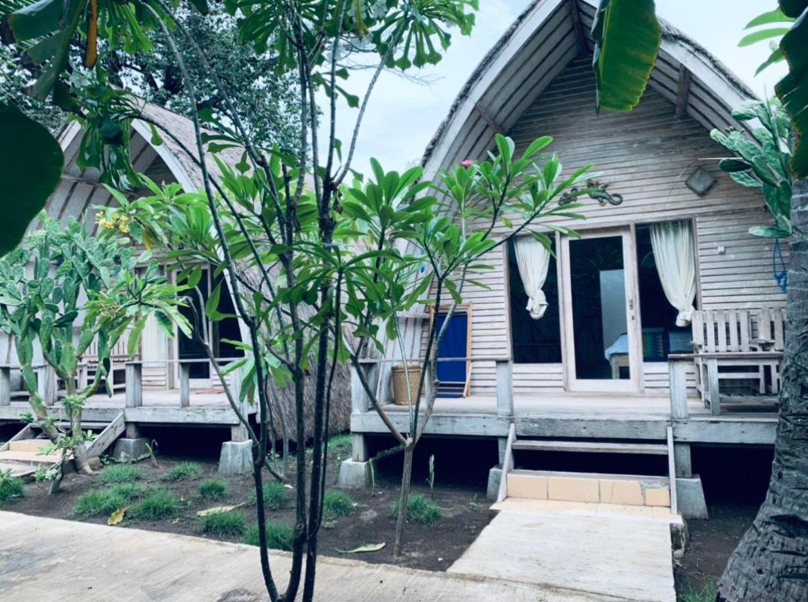 Star Bar And Bungalows Gili Air Exterior photo