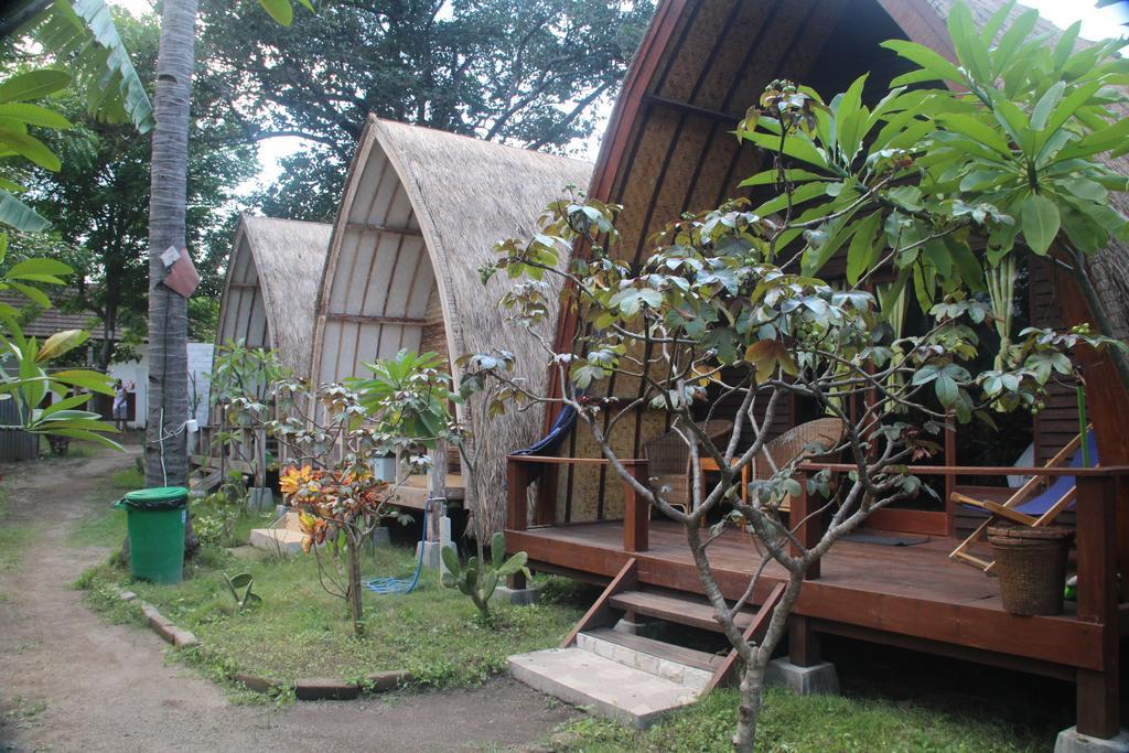 Star Bar And Bungalows Gili Air Exterior photo