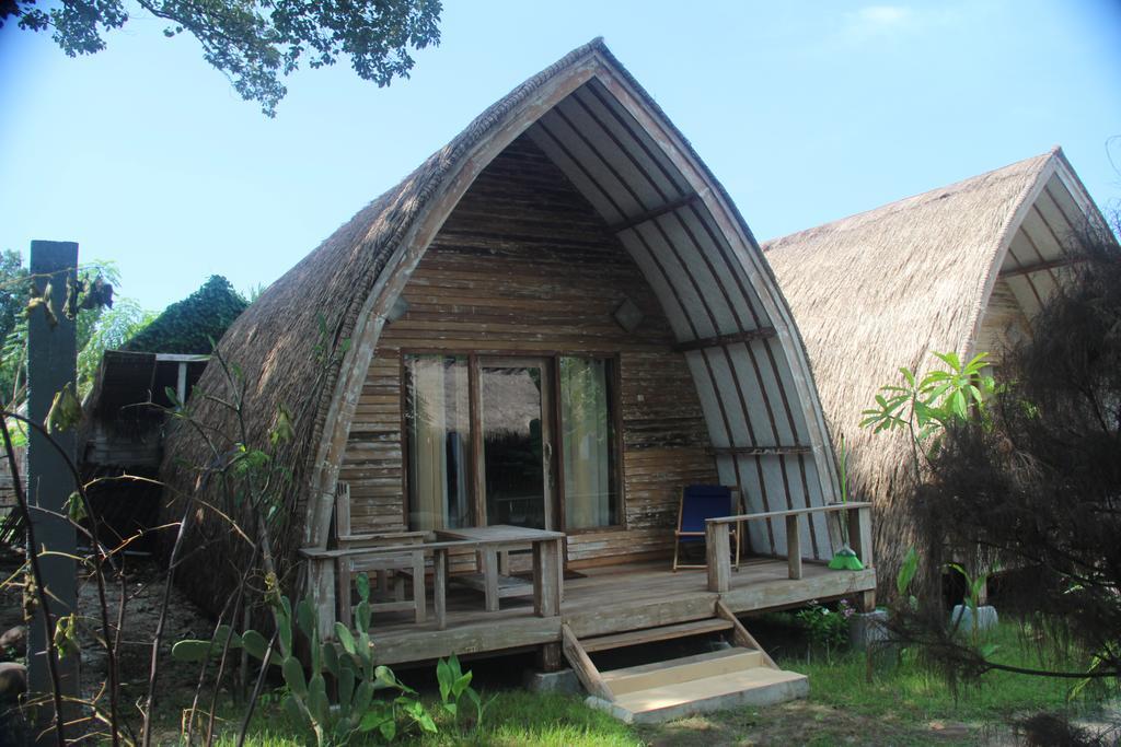 Star Bar And Bungalows Gili Air Exterior photo