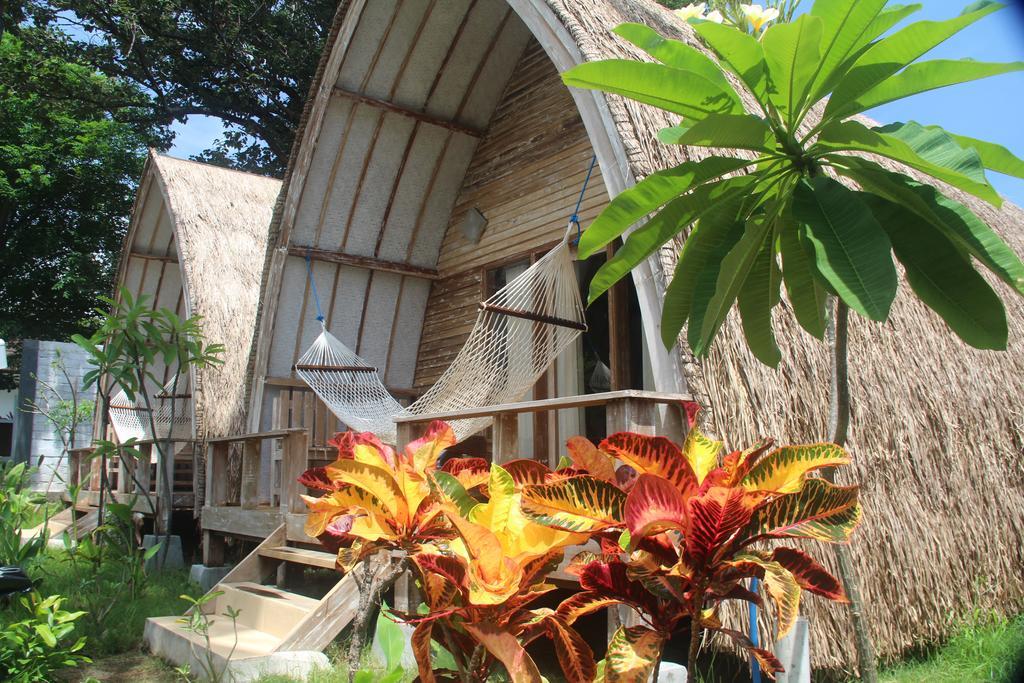 Star Bar And Bungalows Gili Air Exterior photo