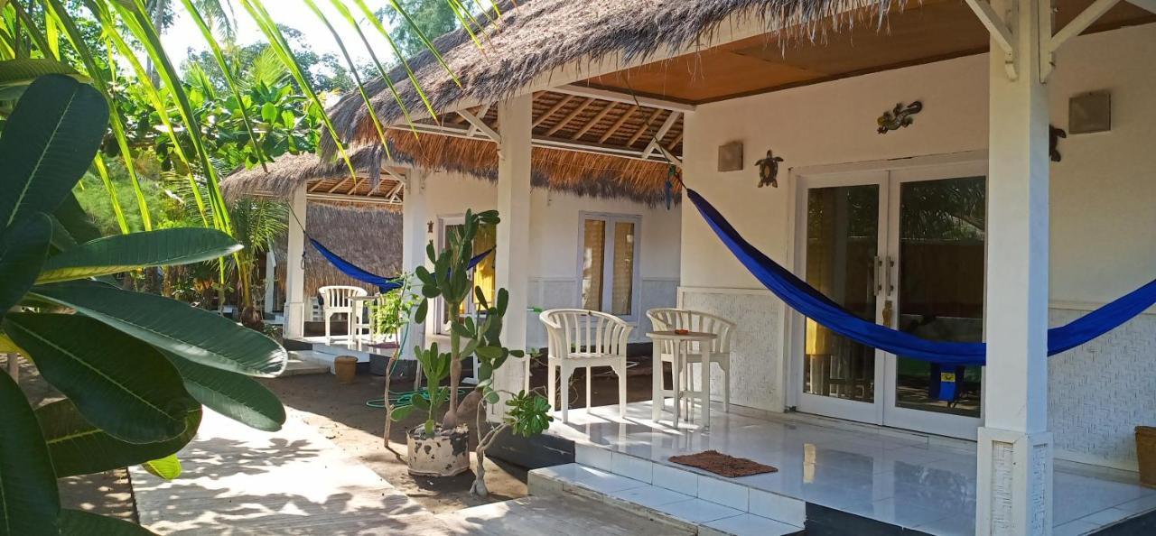 Star Bar And Bungalows Gili Air Exterior photo